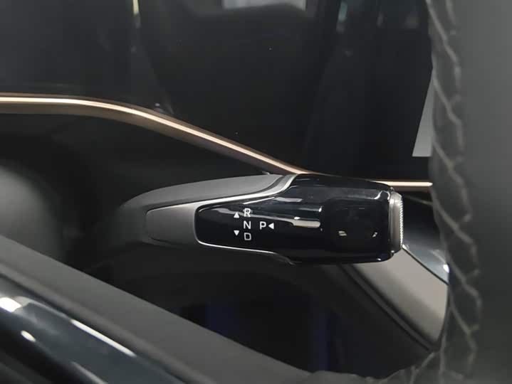 Фото 16 - Hongqi EH7