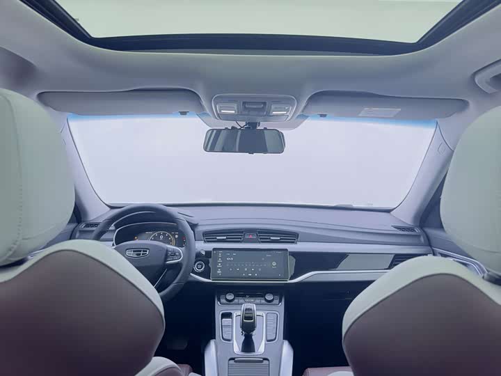 Фото 11 - Geely Atlas