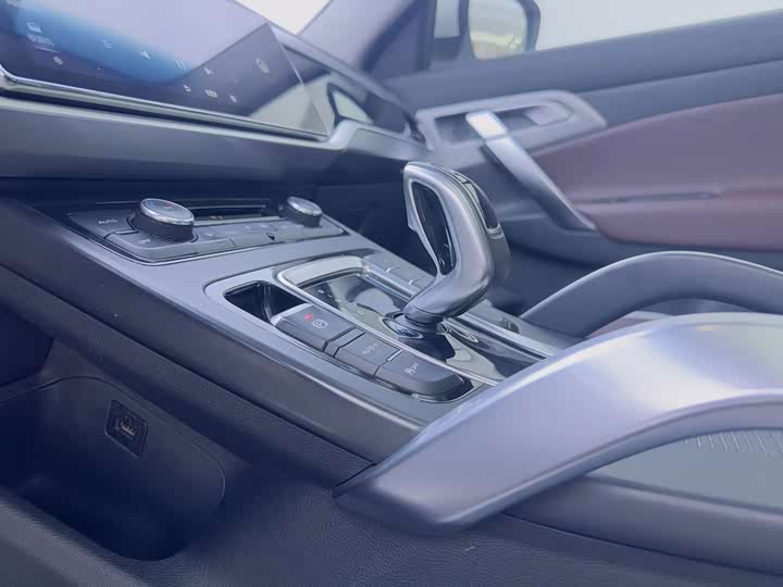 Фото 12 - Geely Atlas