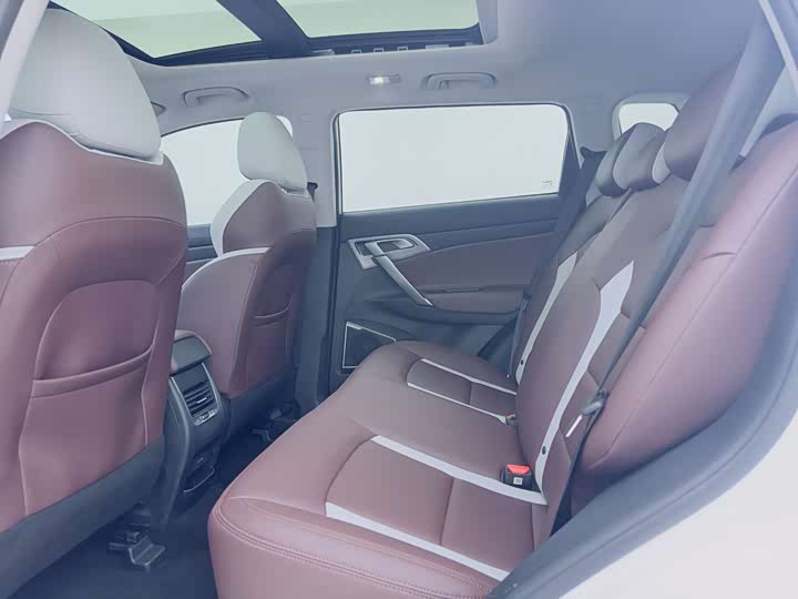 Фото 13 - Geely Atlas