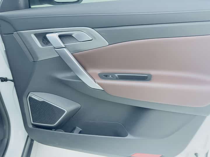 Фото 15 - Geely Atlas