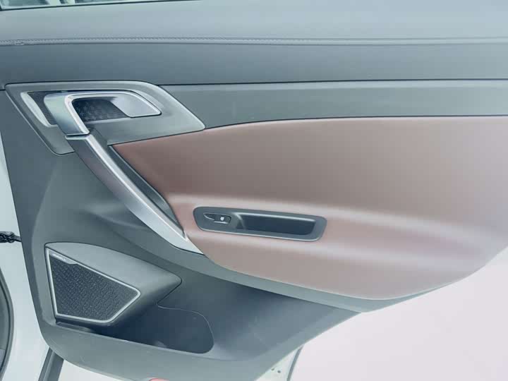 Фото 17 - Geely Atlas