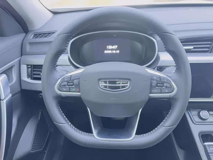 Фото 8 - Geely Atlas