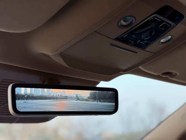 Фото 16 - Denza D9