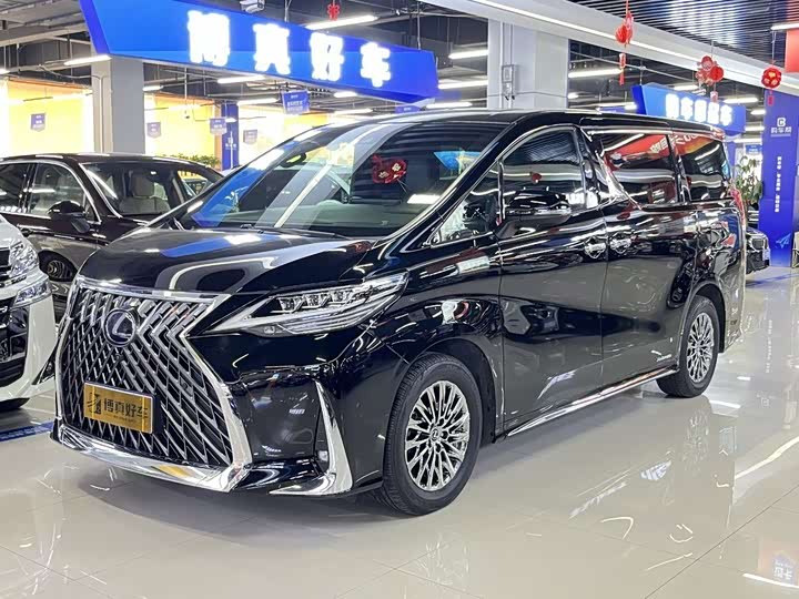 Фото 1 - Lexus LM