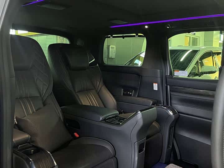 Фото 10 - Lexus LM