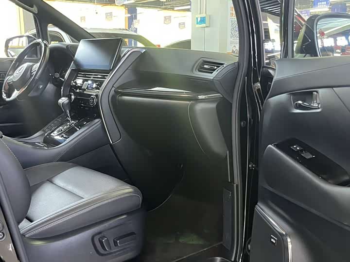 Фото 9 - Lexus LM