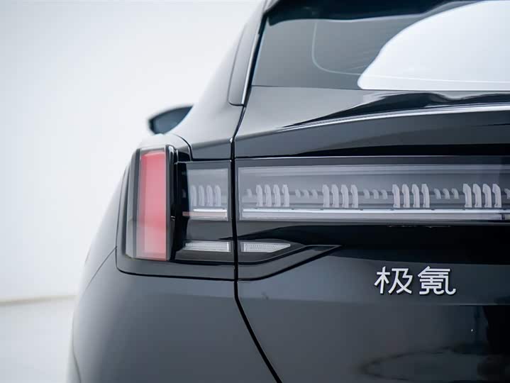 Фото 15 - Zeekr 001