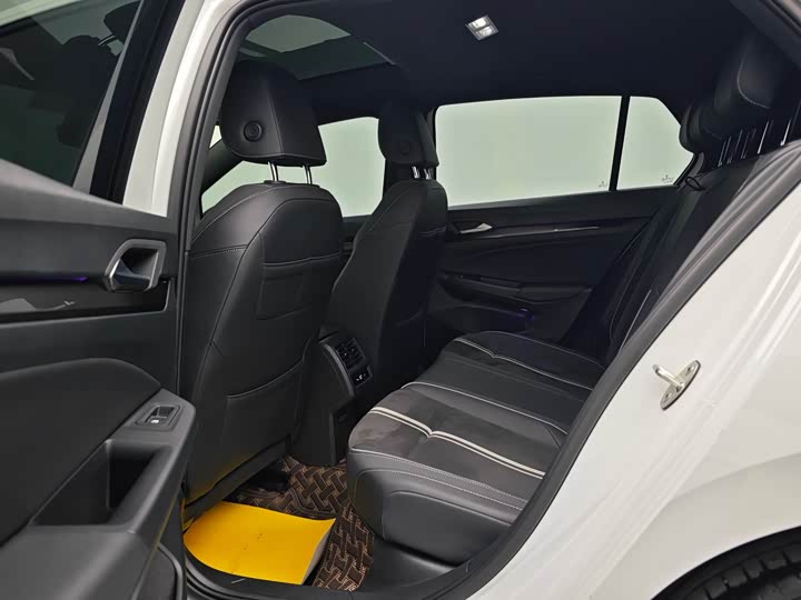 Фото 18 - Volkswagen Golf