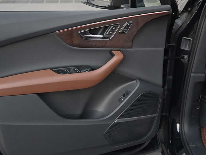 Фото 15 - Audi Q7