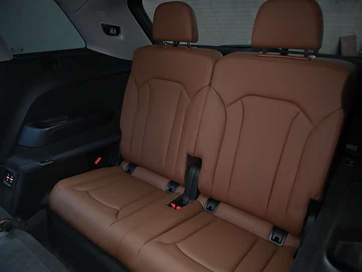 Фото 16 - Audi Q7