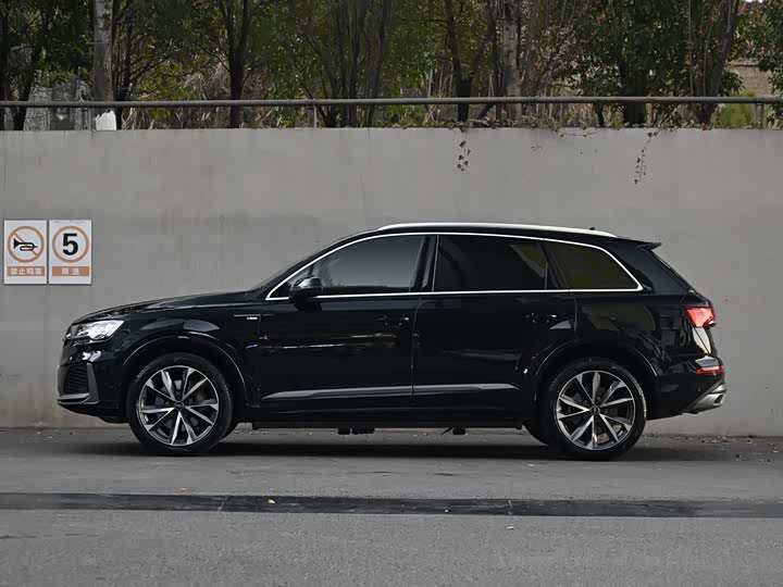 Фото 17 - Audi Q7