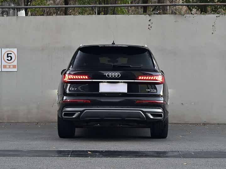 Фото 18 - Audi Q7