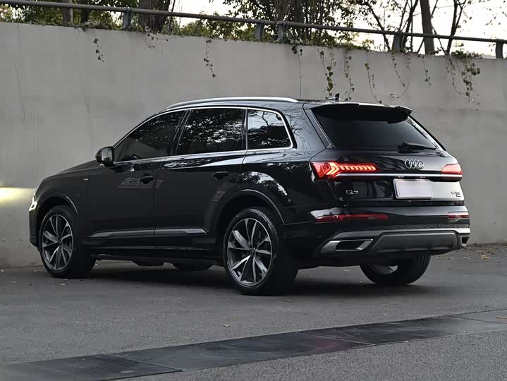 Фото 20 - Audi Q7