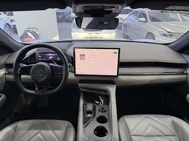 Фото 12 - Zeekr 001