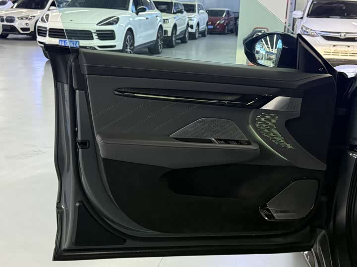 Фото 4 - Zeekr 001