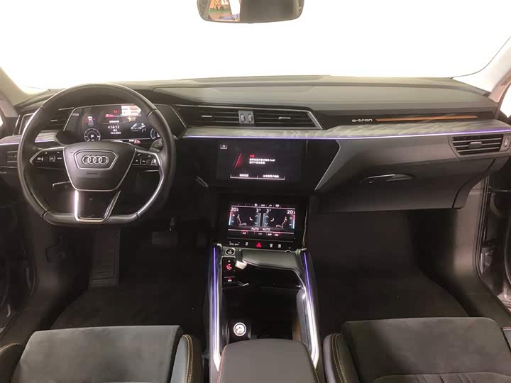 Фото 6 - Audi e-tron