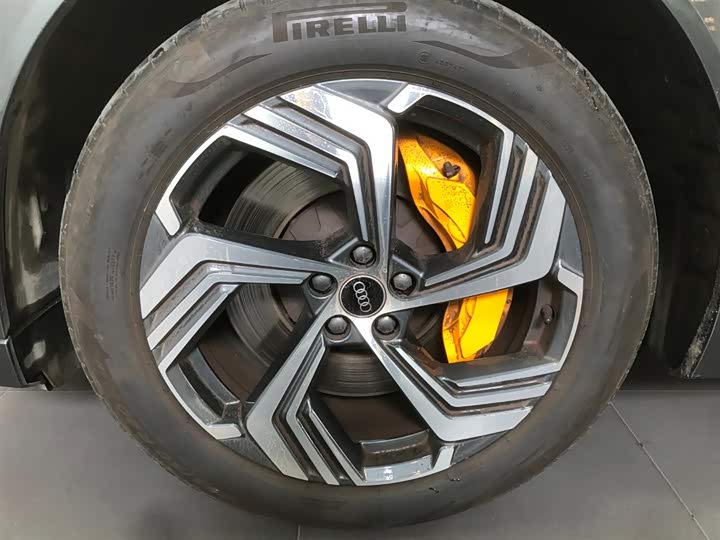 Фото 8 - Audi e-tron