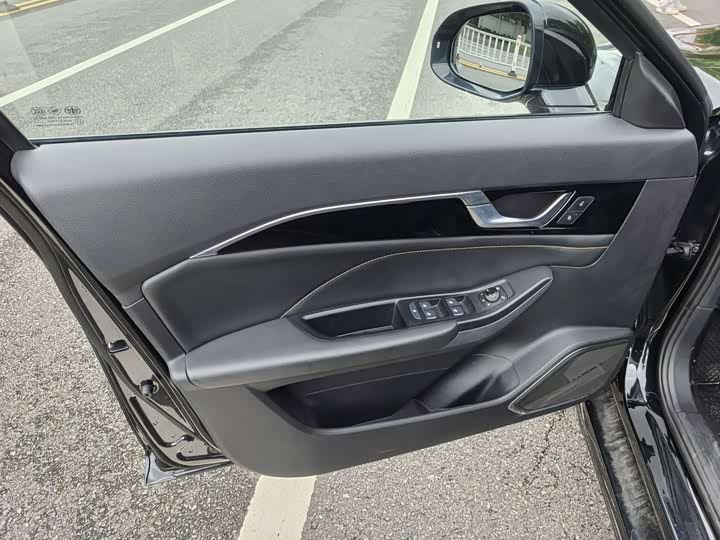 Фото 11 - Bestune B70