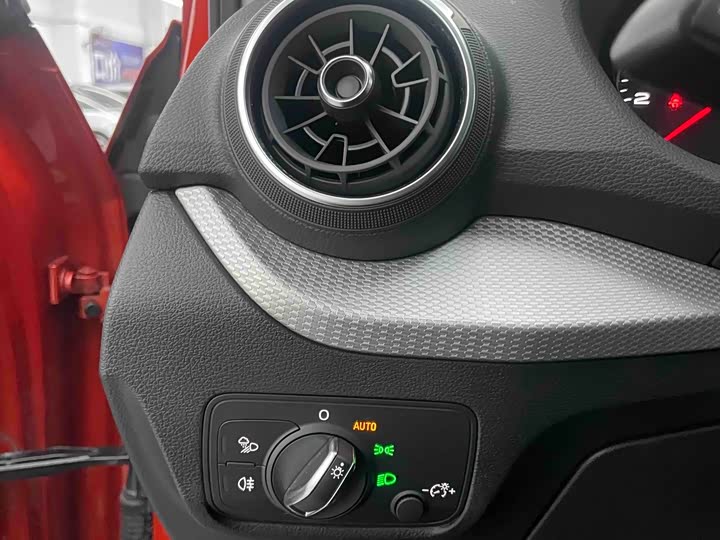 Фото 14 - Audi Q2L