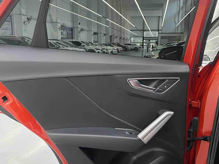 Фото 18 - Audi Q2L