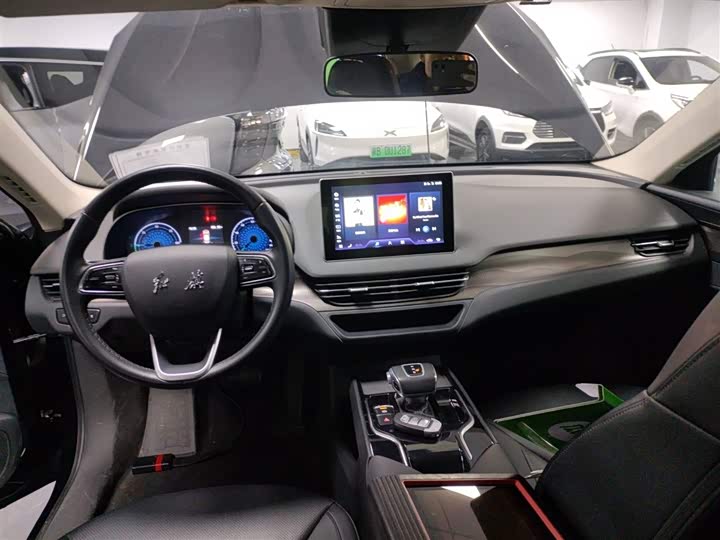 Фото 10 - Hongqi E-QM5