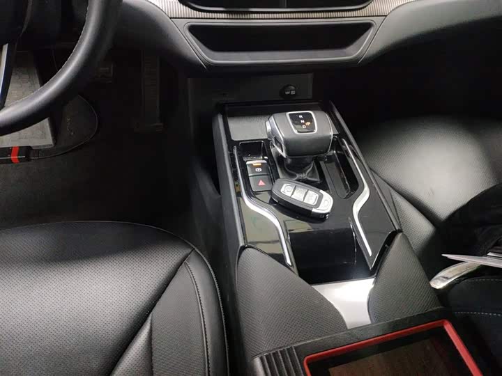 Фото 14 - Hongqi E-QM5