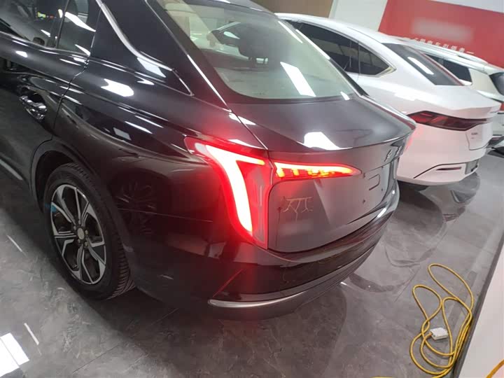 Фото 6 - Hongqi E-QM5