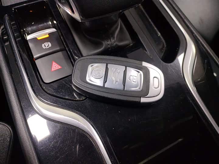 Фото 9 - Hongqi E-QM5