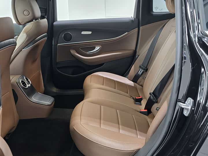 Фото 10 - Mercedes-Benz E-Class