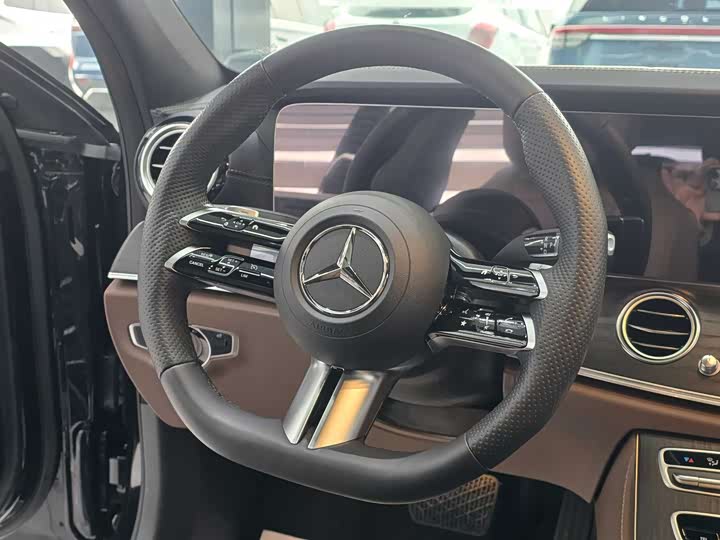 Фото 12 - Mercedes-Benz E-Class