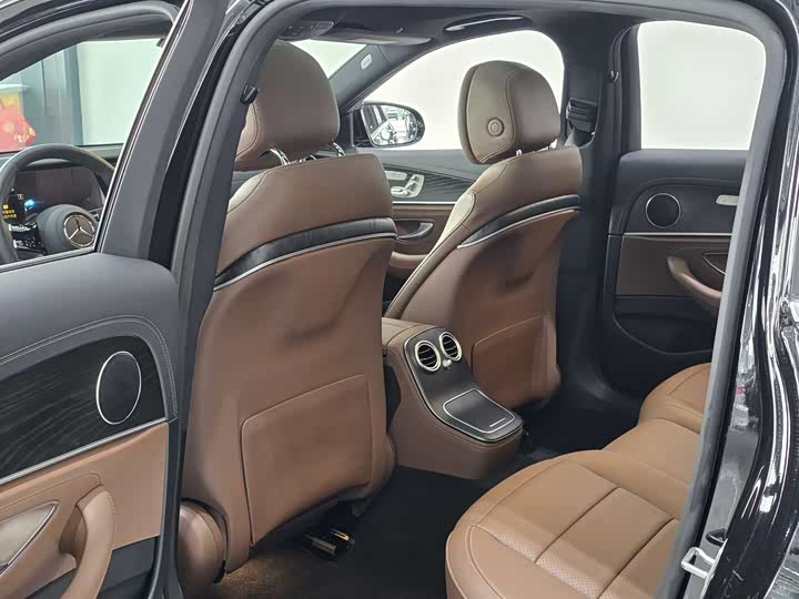 Фото 13 - Mercedes-Benz E-Class