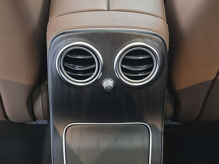 Фото 17 - Mercedes-Benz E-Class