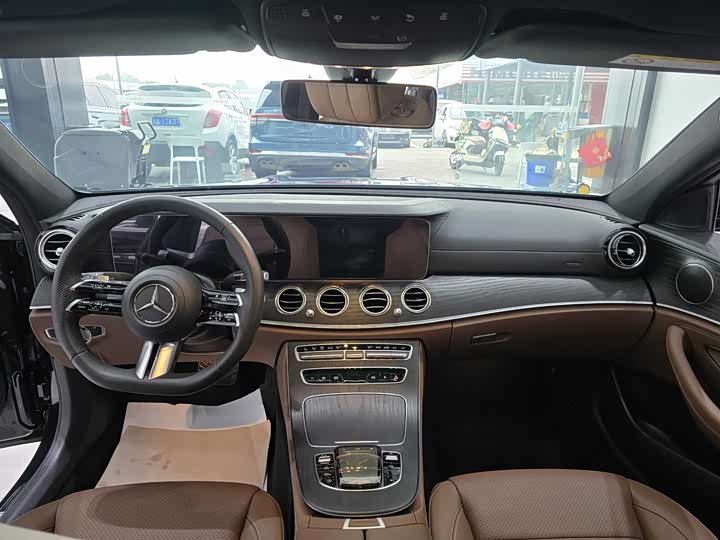 Фото 18 - Mercedes-Benz E-Class