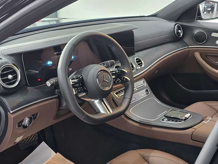 Фото 4 - Mercedes-Benz E-Class