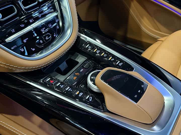 Фото 16 - Aston Martin DBX