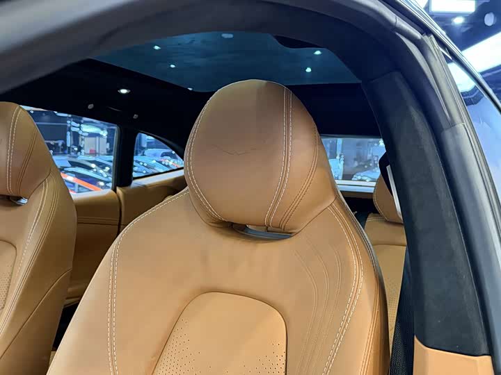 Фото 7 - Aston Martin DBX