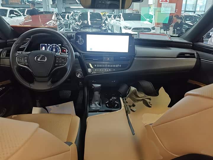 Фото 10 - Lexus ES