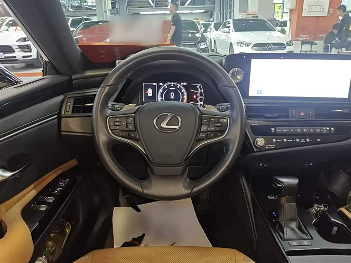 Фото 11 - Lexus ES