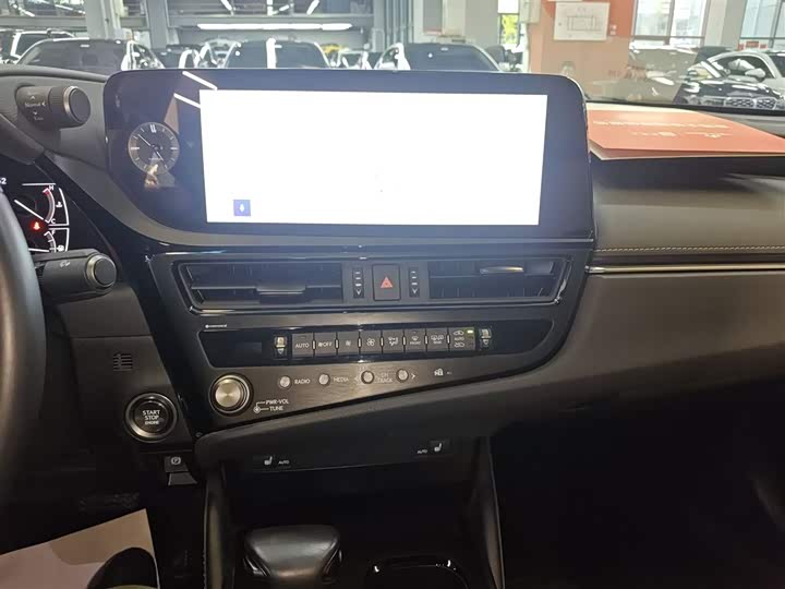 Фото 13 - Lexus ES