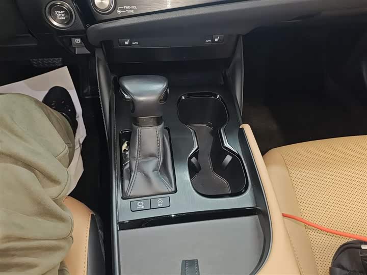 Фото 14 - Lexus ES