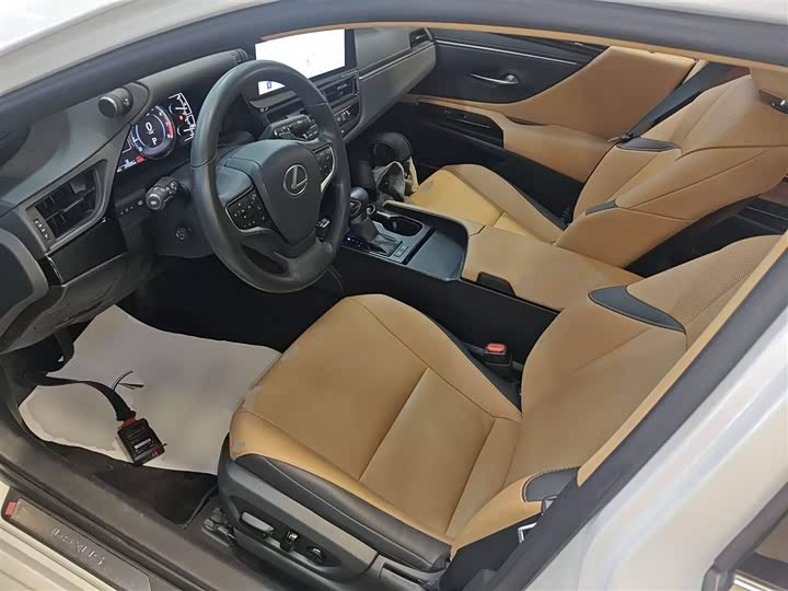 Фото 15 - Lexus ES