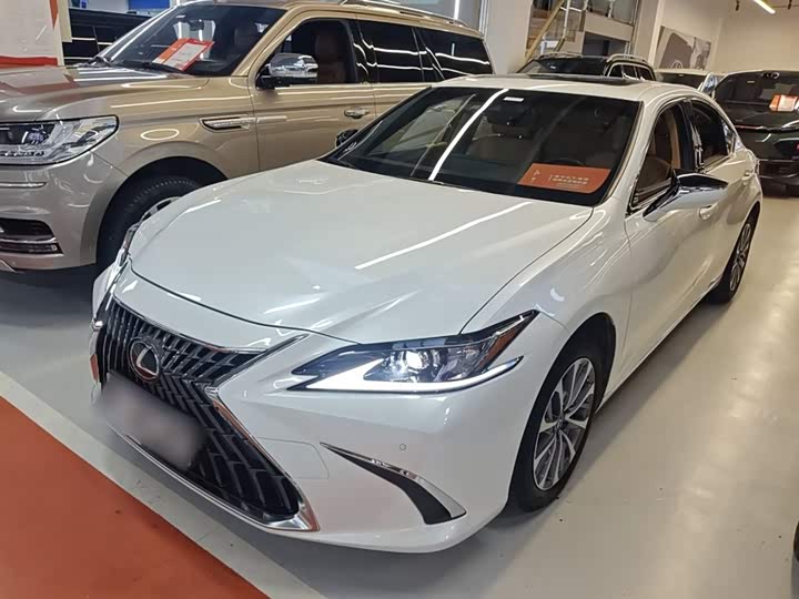 Фото 2 - Lexus ES
