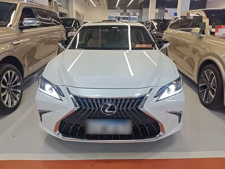 Фото 3 - Lexus ES