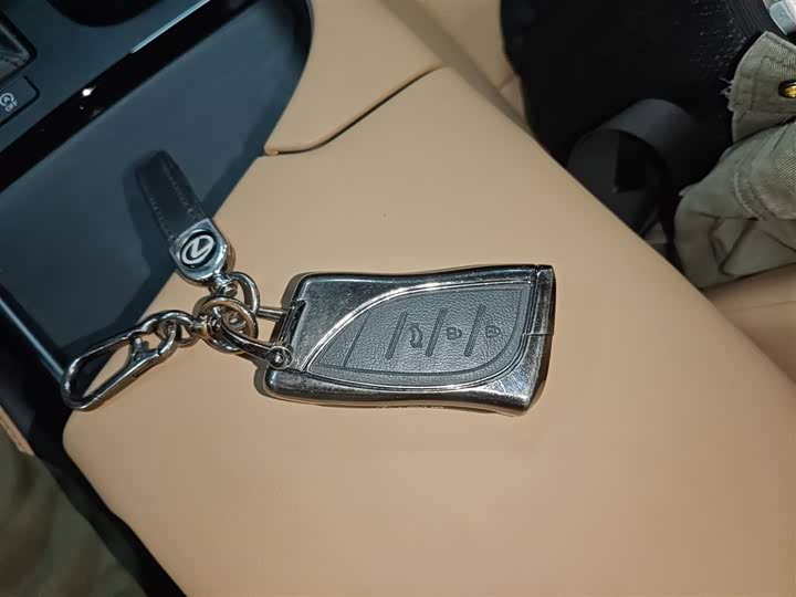 Фото 9 - Lexus ES