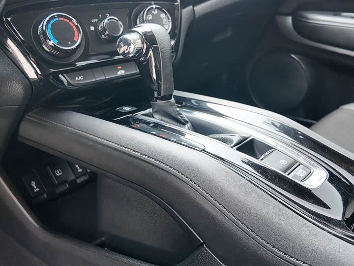 Фото 12 - Honda Vezel