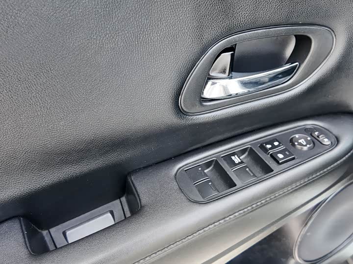 Фото 14 - Honda Vezel