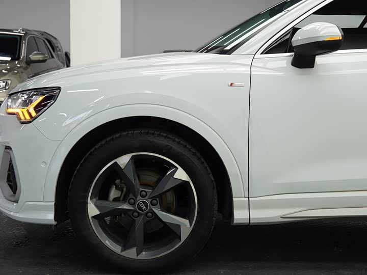 Фото 8 - Audi Q3