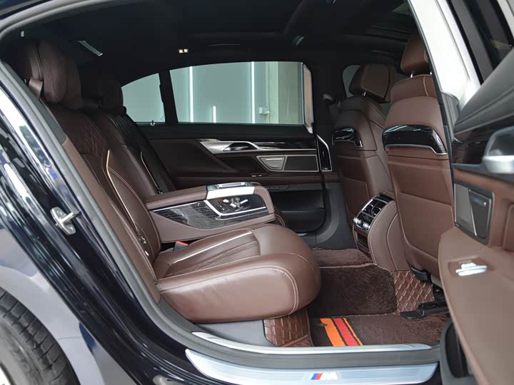 Фото 10 - BMW 7 Series