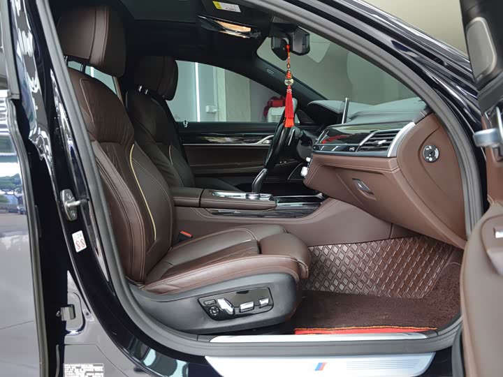 Фото 9 - BMW 7 Series